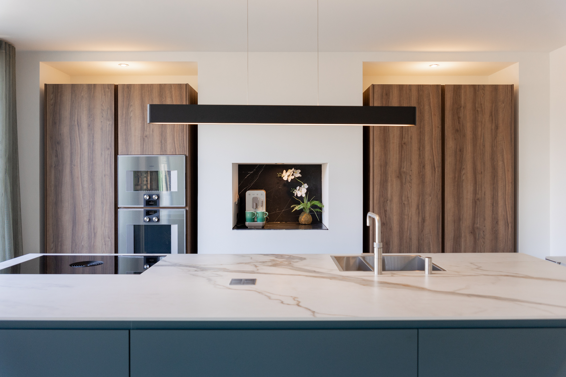 Marquardt keuken — houtfineer met marmeren werkblad